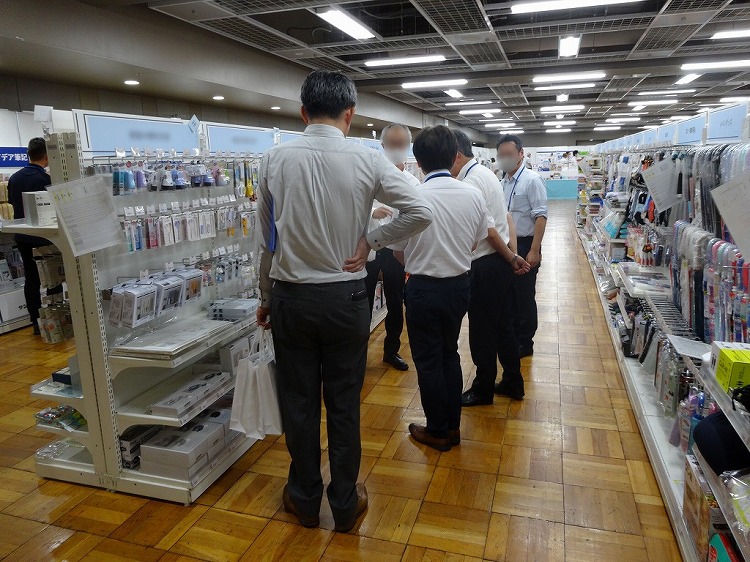 2024_展示会商談風景6.JPG